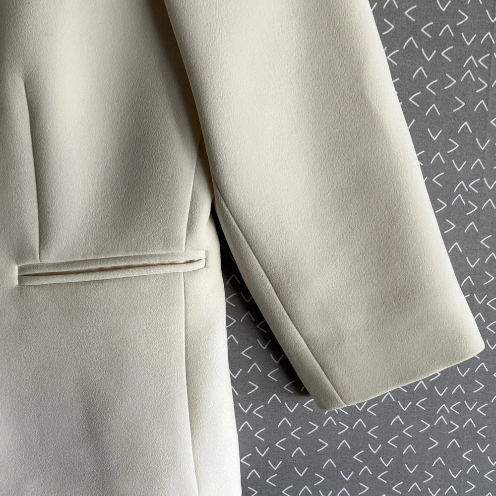 Ellen Tracy Women's Elegant Cream Blazer